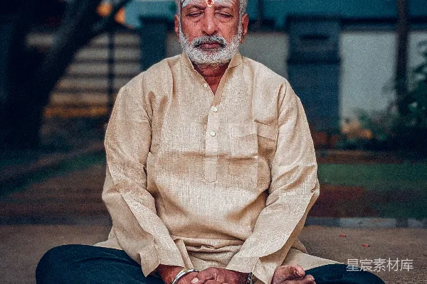 高清摄影 一个男人坐在地上，处于冥想姿势。