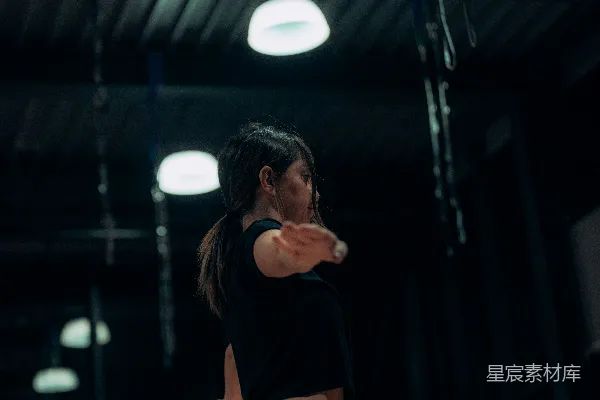 高清摄影 一个女人在昏暗的 studio 中跳舞