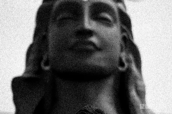 高清摄影 一个男人站在雕像前