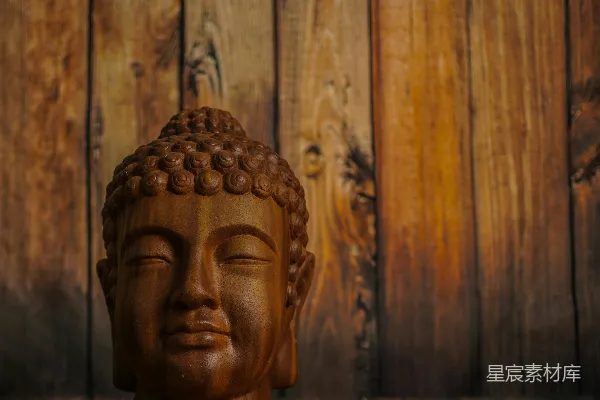 高清摄影 前有佛像，立于木墙之前。