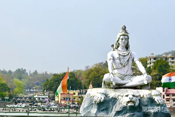 高清摄影 一座人像坐在一块岩石顶部的雕像