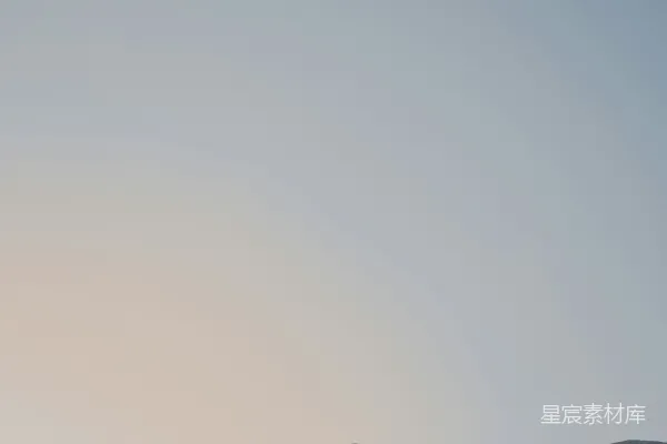 高清摄影 白日绿山映白Sky 中的白天