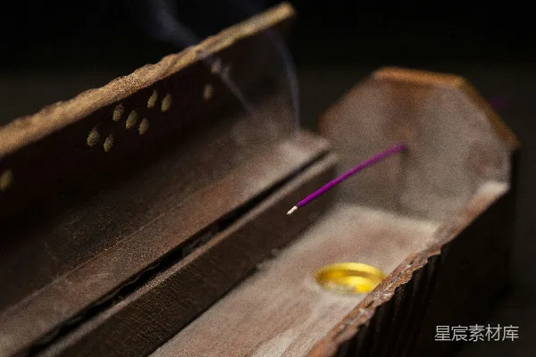高清摄影 棕色的木制砧板上有黄色和红色的油漆刷痕