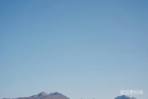 高清摄影 白天蓝天下覆盖着白雪的山峦