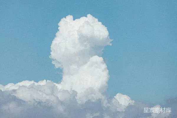一架飞机穿行于云层密布的天空中