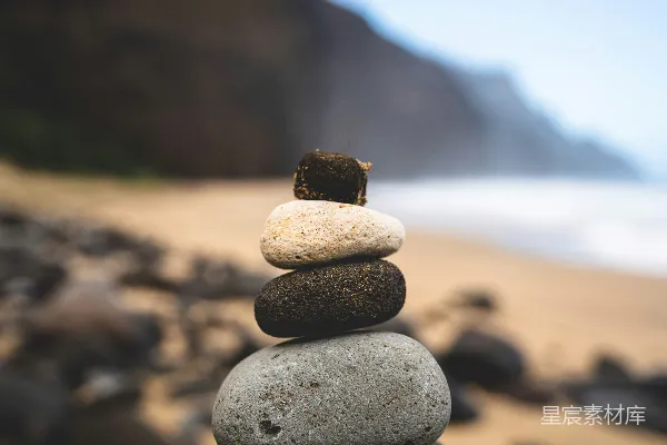高清摄影 白天近水边的灰色和黑色石头