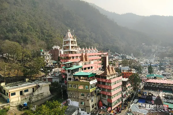 高清摄影 背景中有山的城市风景