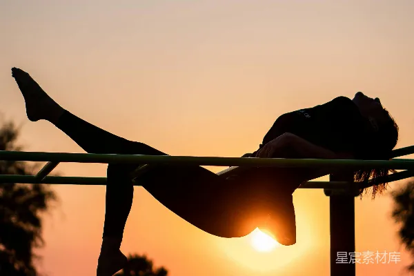 高清摄影 夕阳下女性瑜伽的轮廓