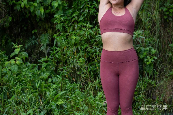 高清摄影 粉色比基尼的女人站在水里