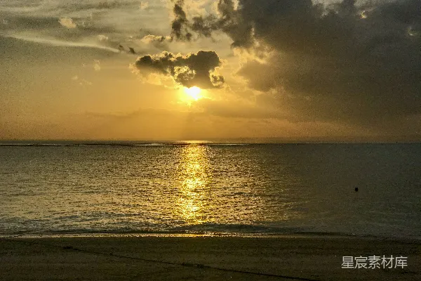 高清摄影 云遮夕阳下的水面