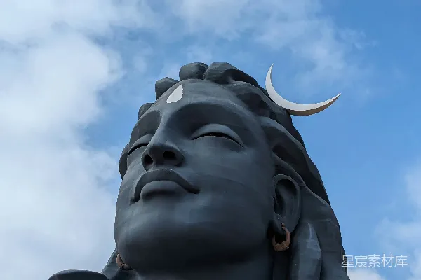 高清摄影 一幅雕塑的特写，背景是天空。