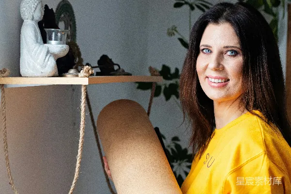 高清摄影 黄色毛衣的女人拿着瑜伽垫