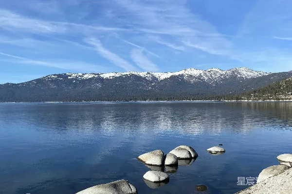 高清摄影 一片围绕着岩石的大水域