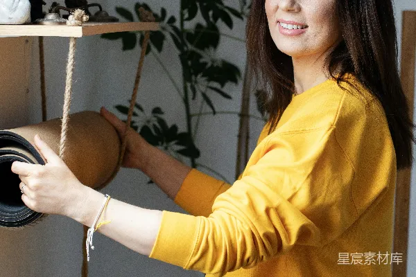 高清摄影 黄色毛衣的女人拿着瑜伽垫