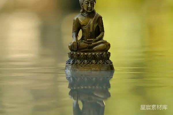 高清摄影 一尊小 Buddha 玉雕像置于水面之上