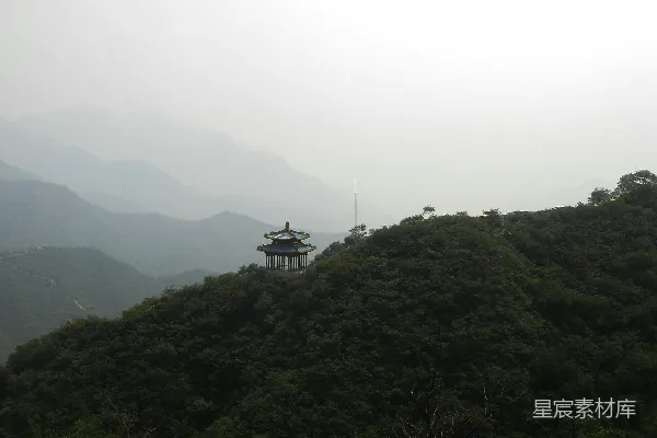 高清摄影 山巅上的黑白塔