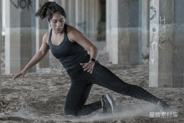 高清摄影 黑色上衣和黑色紧身 leggings 的女人正在做瑜伽
