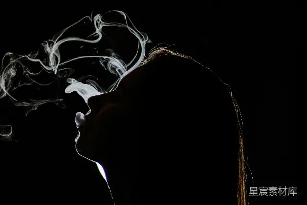 高清摄影 黑背景下一位女性吐出的烟雾轮廓
