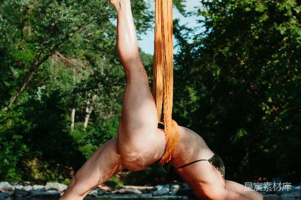 高清摄影 白天，女人躺在 hammock 靠近水体。