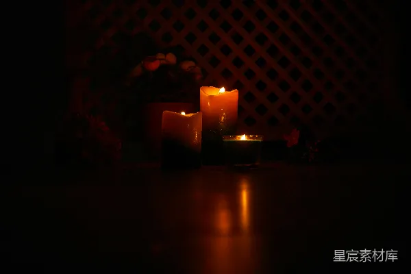高清摄影 桌上棕色木桌上有点燃的蜡烛。