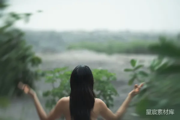 高清摄影 一个穿着白色连衣裙的女人坐在田野里