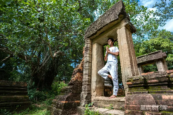 高清摄影 男人坐在混凝土拱门旁