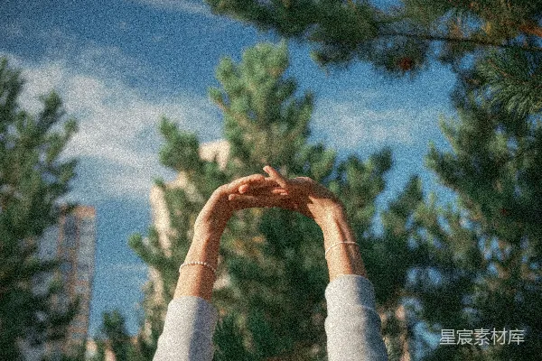 高清摄影 一个人伸手向上去接飞盘