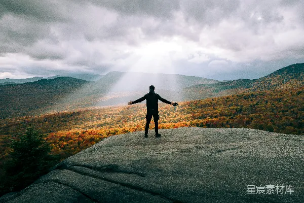 高清摄影 站在山顶上的人