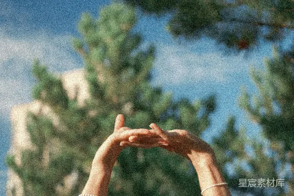 高清摄影 一个人向上伸手去接飞盘