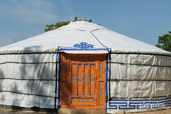 高清摄影 一座带有大型白色屋顶的建筑