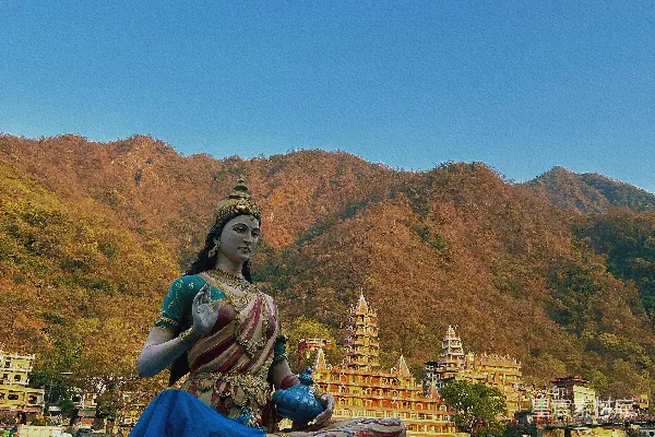 高清摄影 一位女性坐在花朵顶部的雕像
