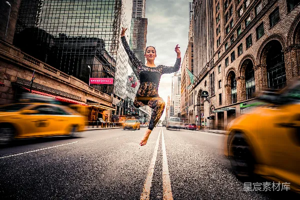 高清摄影 女人在路面上跳。