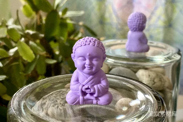 高清摄影 一尊小佛像坐在一个罐子的顶部
