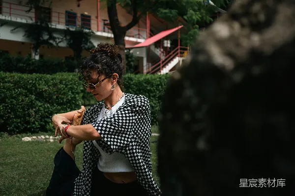 高清摄影 地上一位妇女坐在院子里。