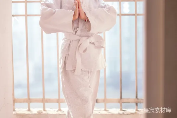 高清摄影 白衣少女在做祷告