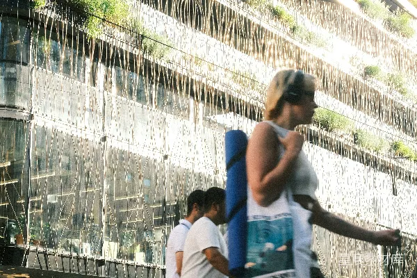 高清摄影 妇女在一座现代建筑前横穿街道
