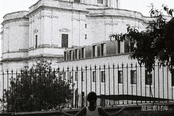 高清摄影 一个人在前面有一座宏伟圆顶建筑的地方冥想。