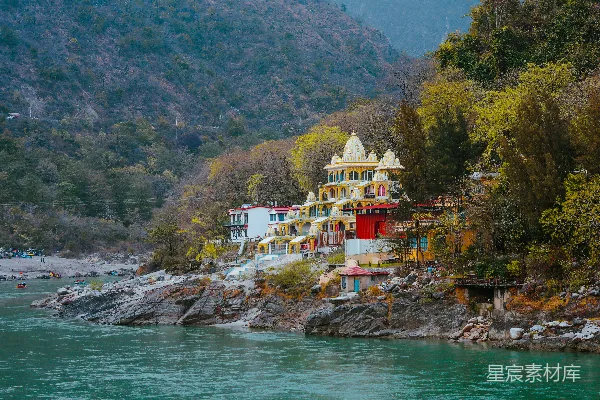 高清摄影 山边一座大型建筑旁边紧邻一片水域