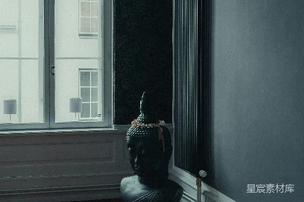 高清摄影 一张黑白照片，房间内有一台壁炉。