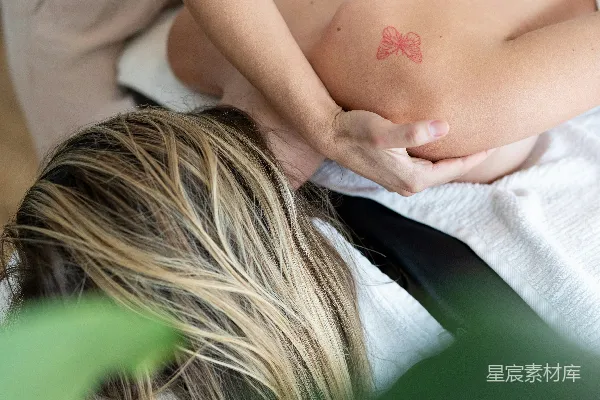 高清摄影 spa里一位女士正在接受背部按摩