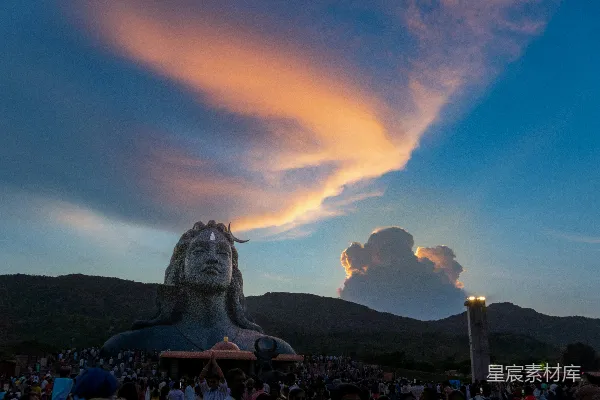 高清摄影 阿迪 yogi 塑造的 Shiva 献给人群，背景是壮丽的日落云彩。