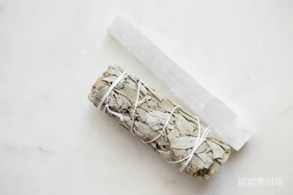 高清摄影 白色迷迭香卷放在一个柜台顶部