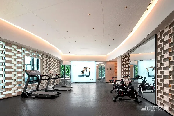 高清摄影 现代健身房配有跑步机和健身单车