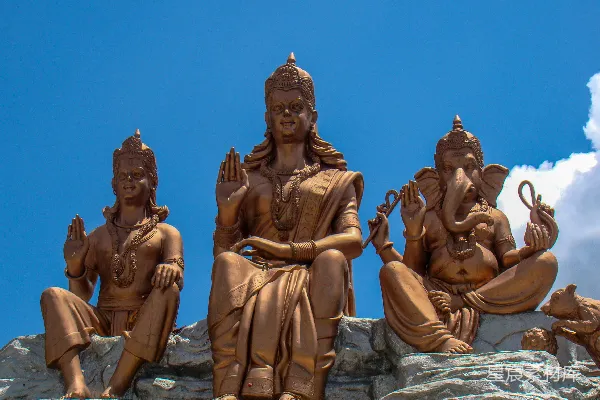 高清摄影 白天，Lord Ganesha 神像在蓝天之下