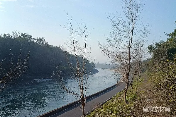 高清摄影 一条傍水蜿蜒的长路