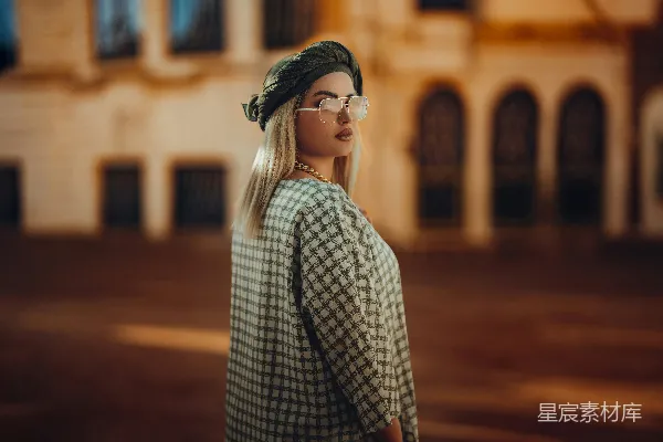 高清摄影 一个戴着眼镜和头巾的女性