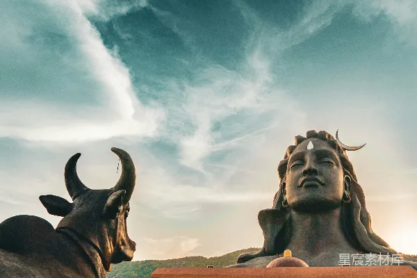 高清摄影 阿迪 yogi 拉什瓦雕像和牛头下云层密布的天空。