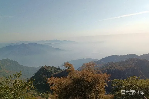 高清摄影 前景中有一片山峦的景象