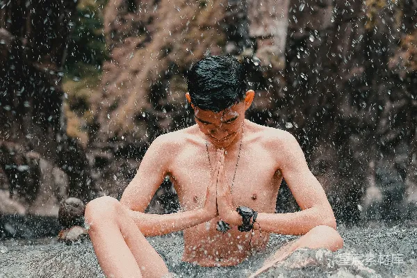 高清摄影 一个男人坐在水体中