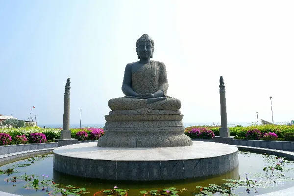 高清摄影 佛像坐在喷泉顶端